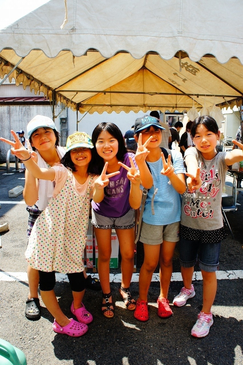 らっしゃい大子百円街(100円商店街)地元の小学生たち