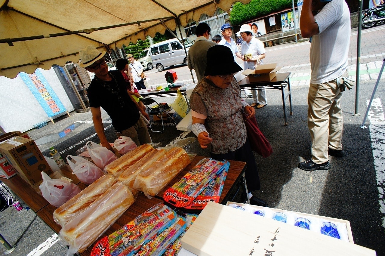 らっしゃい大子百円街(100円商店街) スタンプラリーの景品を選ぶおばちゃん